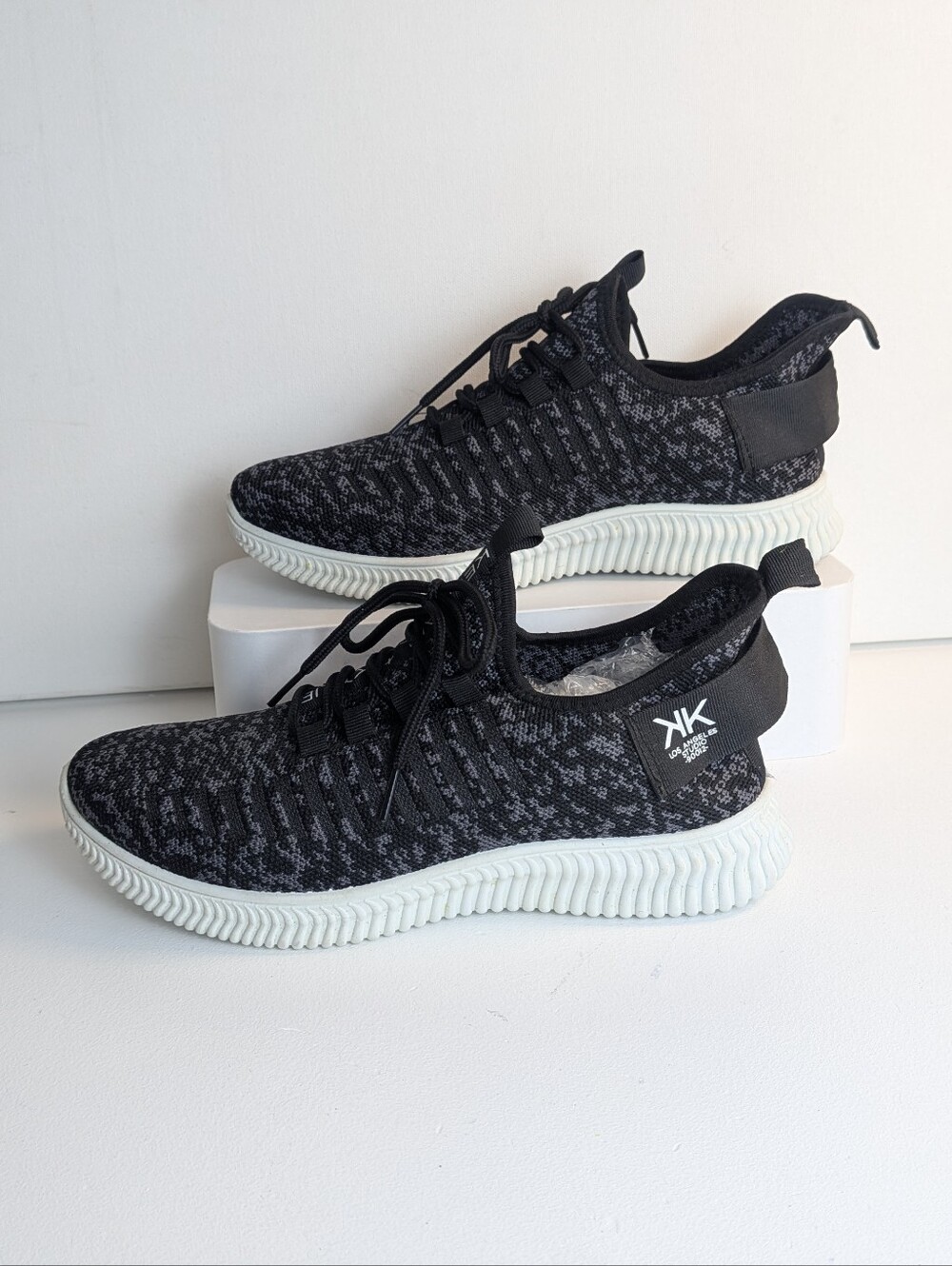 Kendall&kylie women's Knit black/White Size 9 Sneakers preppy lightweight euc